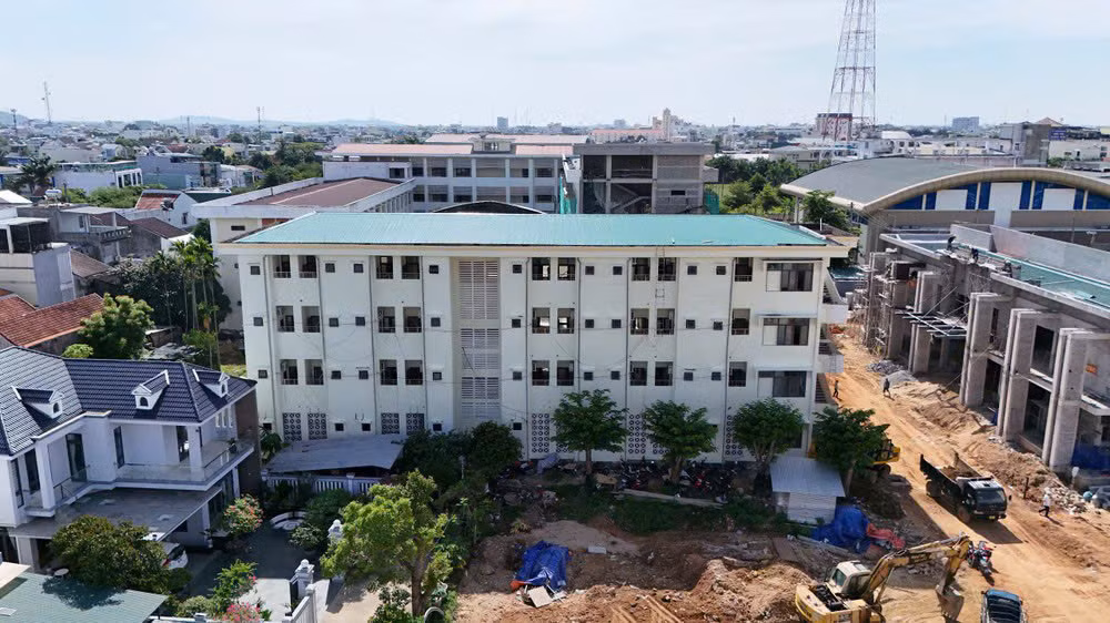 Cán bộ của tỉnh Kon Tum (cũ) khi đến làm việc tại trung tâm hành chính tỉnh Quảng Ngãi sẽ được hỗ trợ tiền thuê nhà với mức 2 triệu đồng/người/tháng. Chính sách này được áp dụng trong 2 năm đầu. Sau đó, tỉnh Quảng Ngãi sẽ căn cứ tình hình thực tế và các quy định liên quan để xem xét điều chỉnh cho phù hợp. Cán bộ của tỉnh Kon Tum (cũ) khi đến làm việc tại trung tâm hành chính tỉnh Quảng Ngãi sẽ được hỗ trợ tiền thuê nhà với mức 2 triệu đồng/người/tháng. Chính sách này được áp dụng trong 2 năm đầu. Sau đó, tỉnh Quảng Ngãi sẽ căn cứ tình hình thực tế và các quy định liên quan để xem xét điều chỉnh cho phù hợp.
