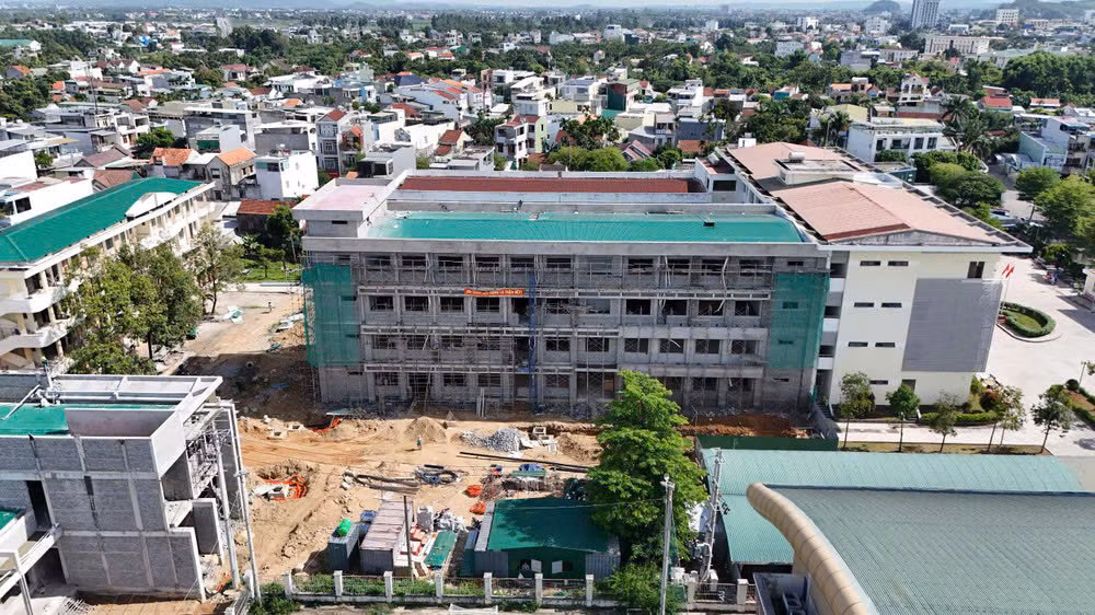 Theo đó, thống nhất hỗ trợ một lần đối với cán bộ, công chức, viên chức và người lao động hưởng lương từ ngân sách nhà nước, với mức 25 triệu đồng/người. Nguồn kinh phí thực hiện được lấy từ ngân sách tỉnh Kon Tum (cũ). Theo đó, thống nhất hỗ trợ một lần đối với cán bộ, công chức, viên chức và người lao động hưởng lương từ ngân sách nhà nước, với mức 25 triệu đồng/người. Nguồn kinh phí thực hiện được lấy từ ngân sách tỉnh Kon Tum (cũ).