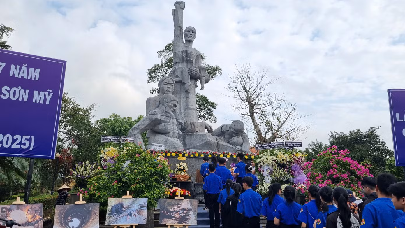 Các em học sinh thắp hương tưởng niệm.