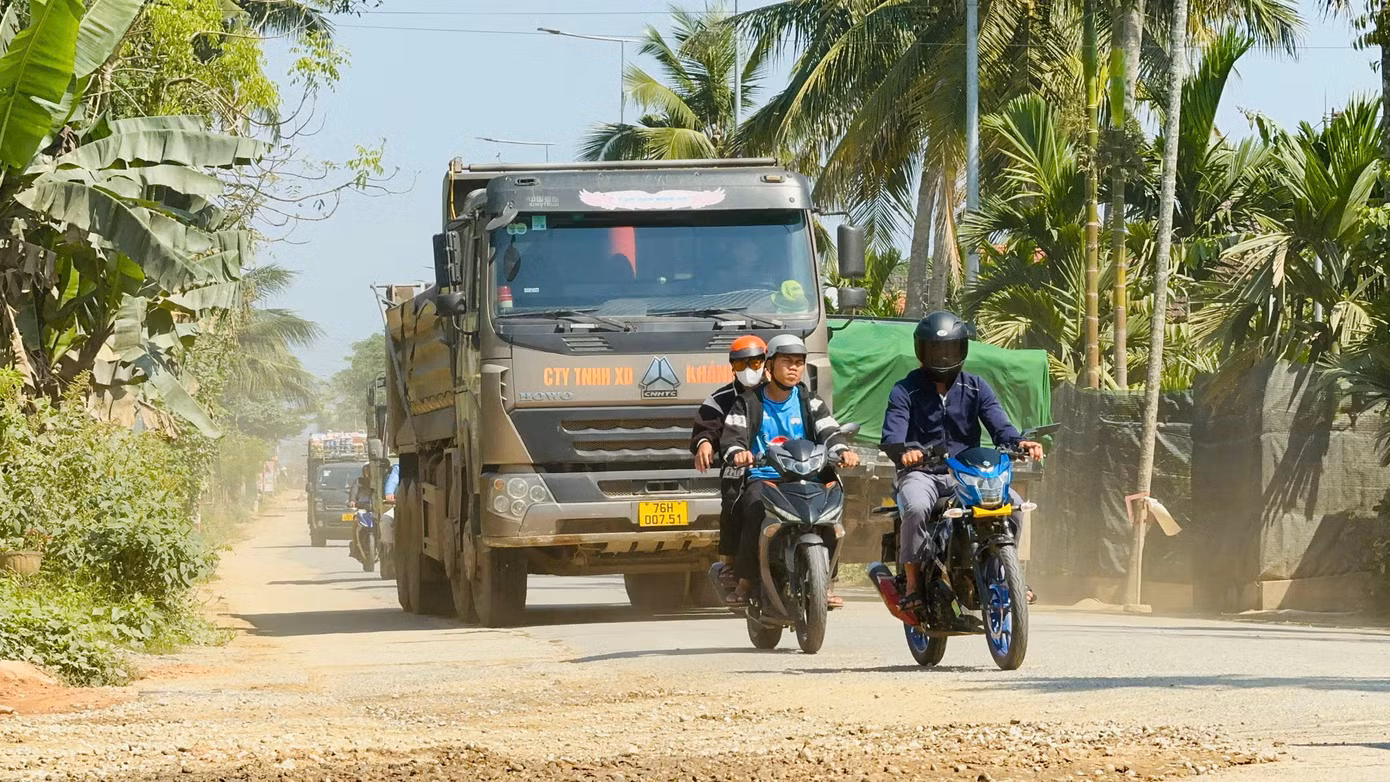 Một số xe còn chở “có ngọn” chạy với tốc độ cao, lấn làn, vượt ẩu. Một số xe còn chở “có ngọn” chạy với tốc độ cao, lấn làn, vượt ẩu.