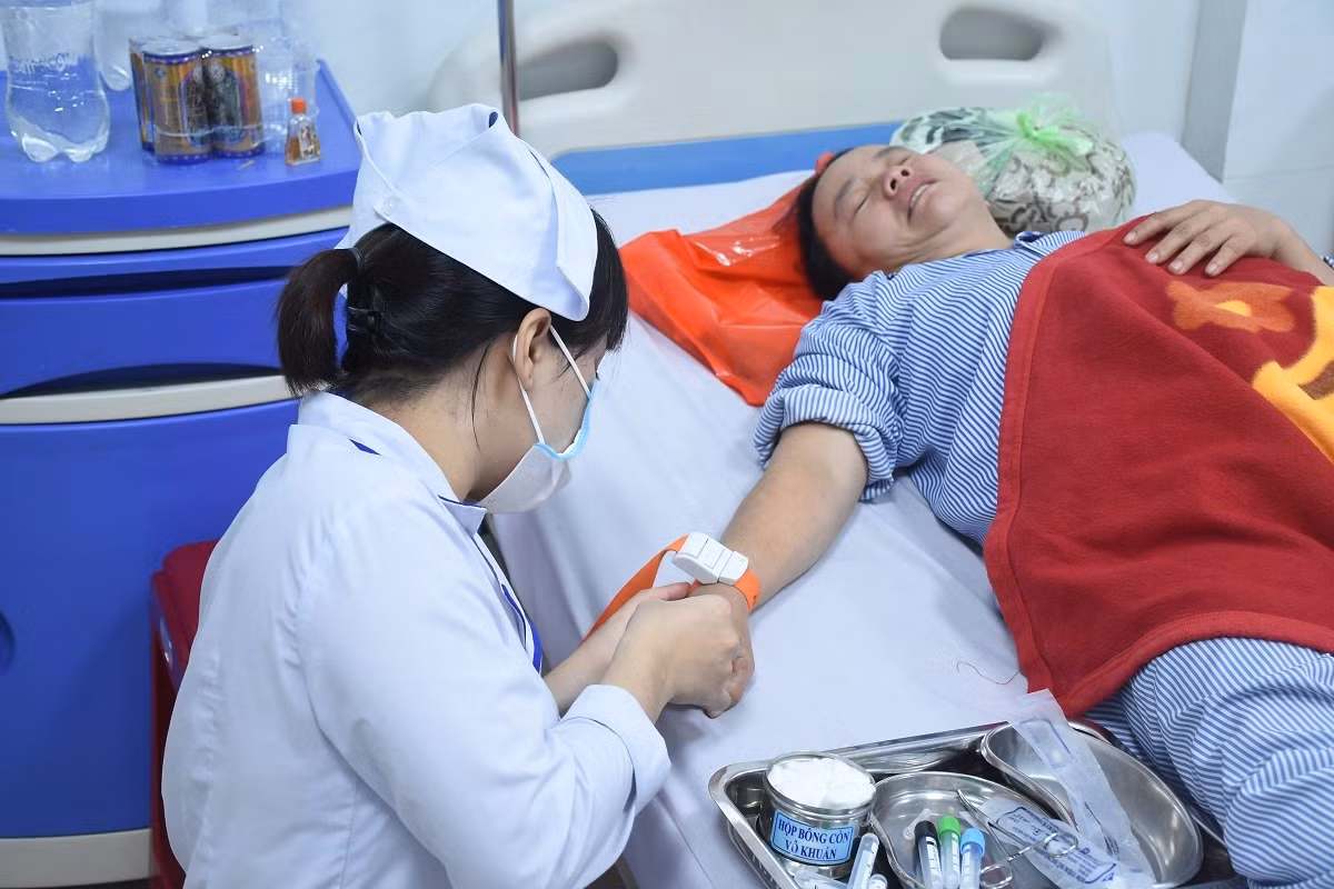 Hai nạn nhân đang được điều trị tại Bệnh viện Đa khoa Phúc Hưng.