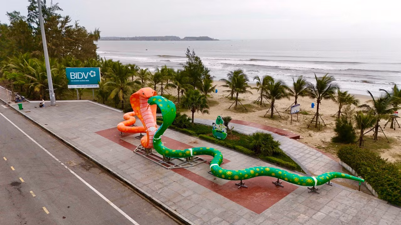 Đôi linh vật này được tạo dáng hình trái tim mang thông điệp “Tình yêu mùa Xuân”. Ảnh: Nguyễn Ngọc Đôi linh vật này được tạo dáng hình trái tim mang thông điệp “Tình yêu mùa Xuân”. Ảnh: Nguyễn Ngọc