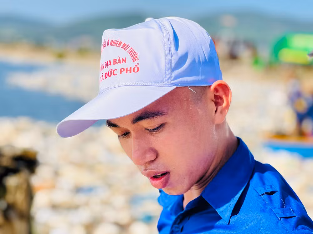 Mặc dù thời tiết nắng nóng nhưng các lực lượng tham gia làm sạch môi trường với tinh thần quyết tâm cao. Ảnh: Nguyễn Ngọc