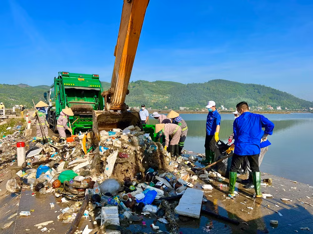 Chính quyền địa phương huy động phương tiện cơ giới tham gia dọn rác. Ảnh: Nguyễn Ngọc