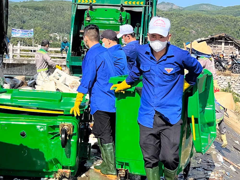 Hơn 300 đoàn viên thanh niên đến từ nhiều địa phương trên địa bàn thị xã Đức Phổ chung tay dọn rác. Ảnh: Nguyễn Ngọc