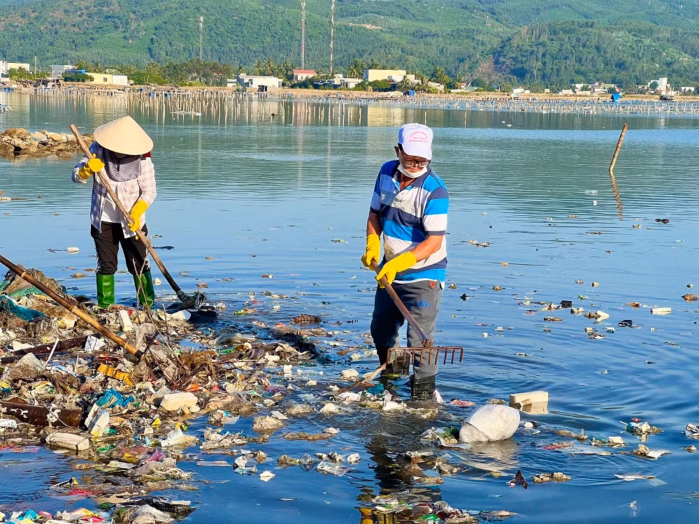 Người dân tham gia dọn rác. Ảnh: Nguyễn Ngọc