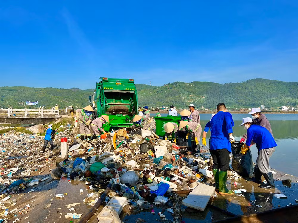 Mặc dù thời tiết nắng nóng nhưng các lực lượng tham gia làm sạch môi trường với tinh thần quyết tâm cao. Ảnh: Nguyễn Ngọc