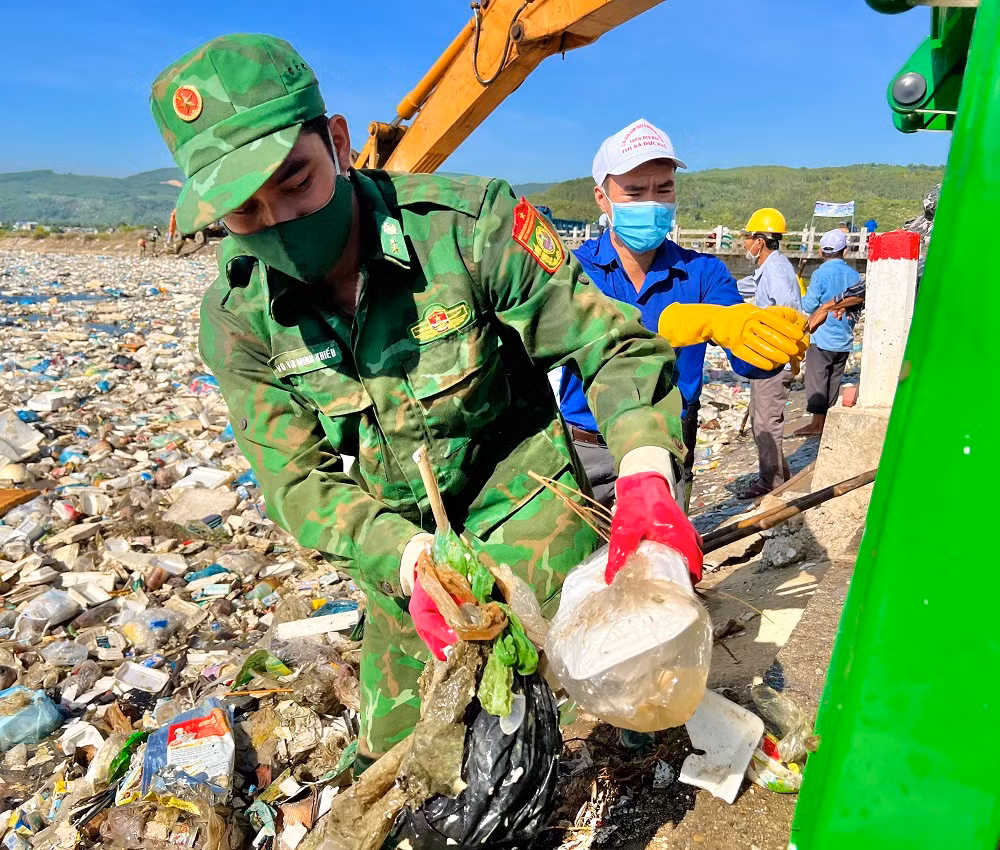 Mặc dù thời tiết nắng nóng nhưng các lực lượng tham gia làm sạch môi trường với tinh thần quyết tâm cao. Ảnh: Nguyễn Ngọc
