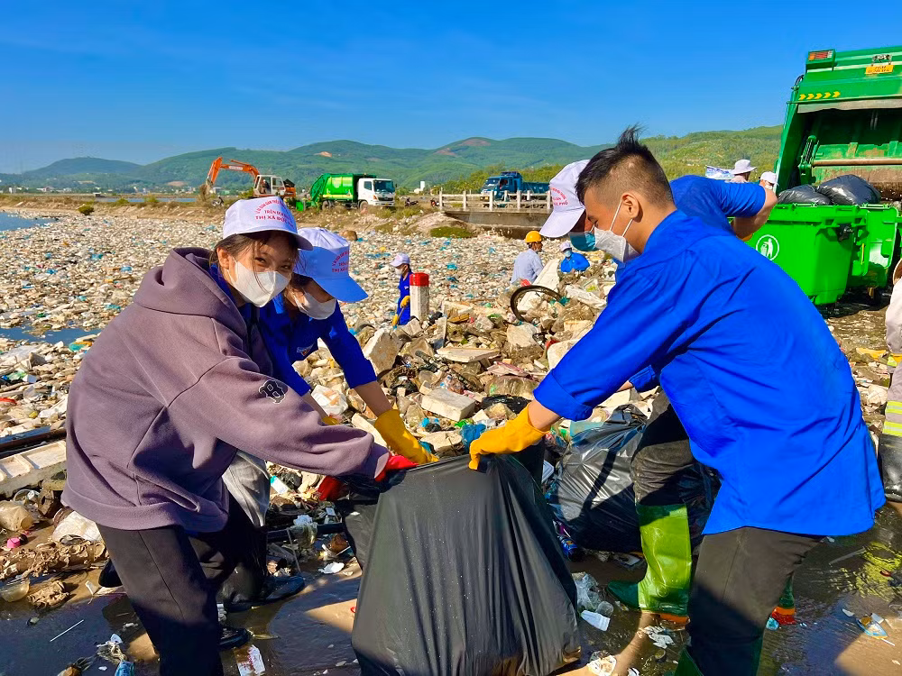Mặc dù thời tiết nắng nóng nhưng các lực lượng tham gia làm sạch môi trường với tinh thần quyết tâm cao. Ảnh: Nguyễn Ngọc