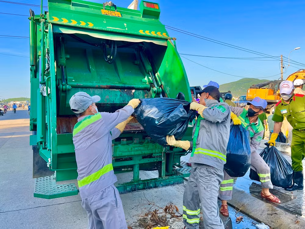 Người dân tham gia dọn rác. Ảnh: Nguyễn Ngọc