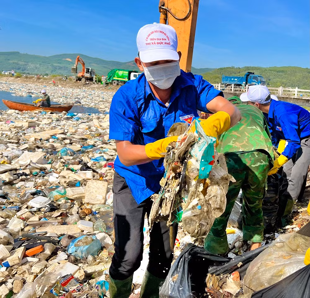 Hơn 300 đoàn viên thanh niên đến từ nhiều địa phương trên địa bàn thị xã Đức Phổ chung tay dọn rác. Ảnh: Nguyễn Ngọc