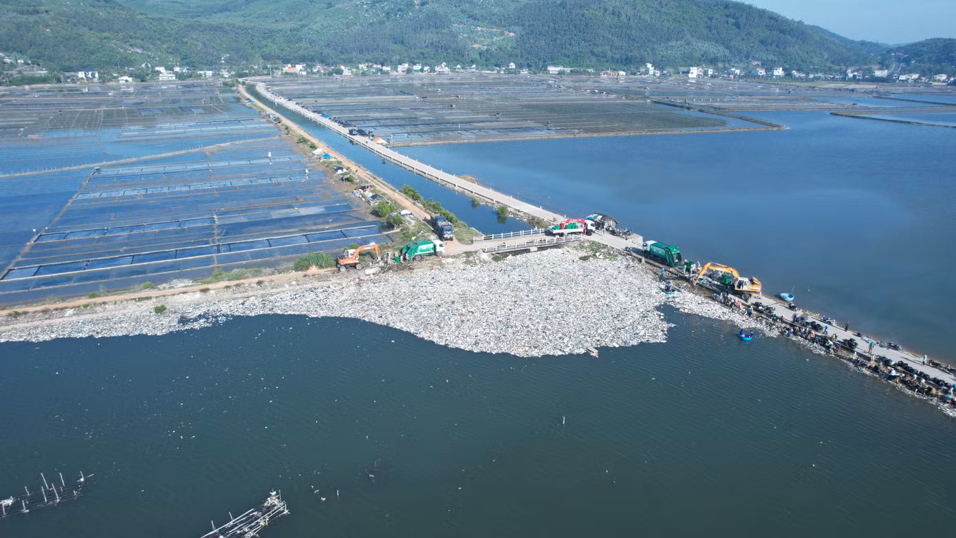 Chính quyền địa phương huy động phương tiện cơ giới tham gia dọn rác. Ảnh: Nguyễn Ngọc