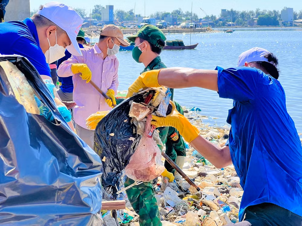 Hơn 300 đoàn viên thanh niên đến từ nhiều địa phương trên địa bàn thị xã Đức Phổ chung tay dọn rác. Ảnh: Nguyễn Ngọc