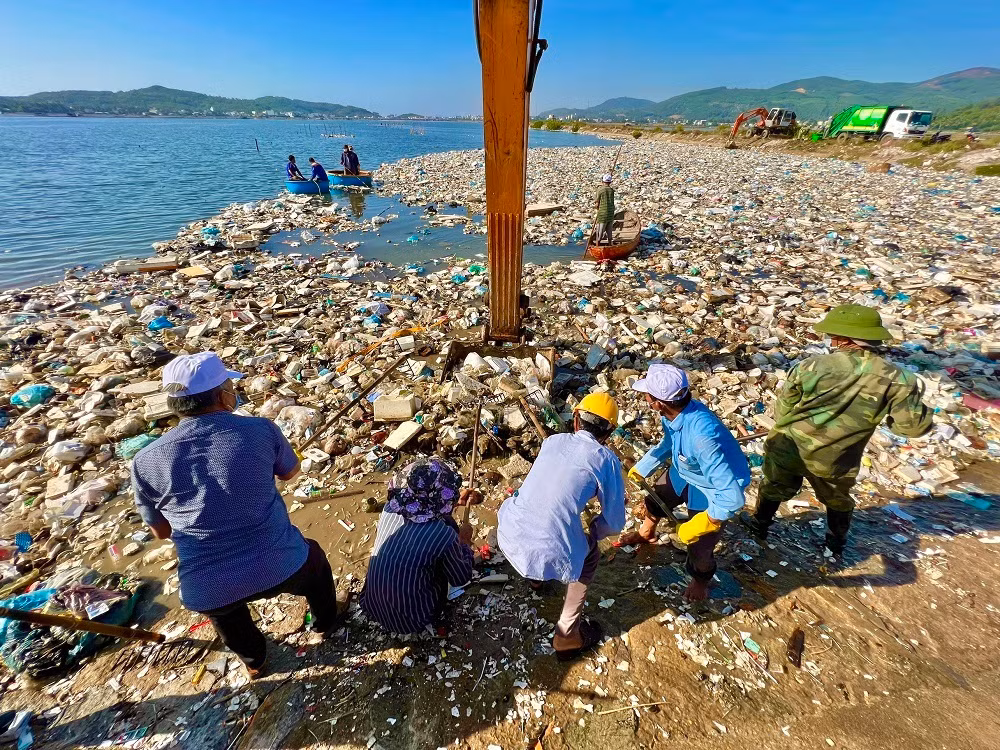 Chính quyền địa phương huy động phương tiện cơ giới tham gia dọn rác. Ảnh: Nguyễn Ngọc