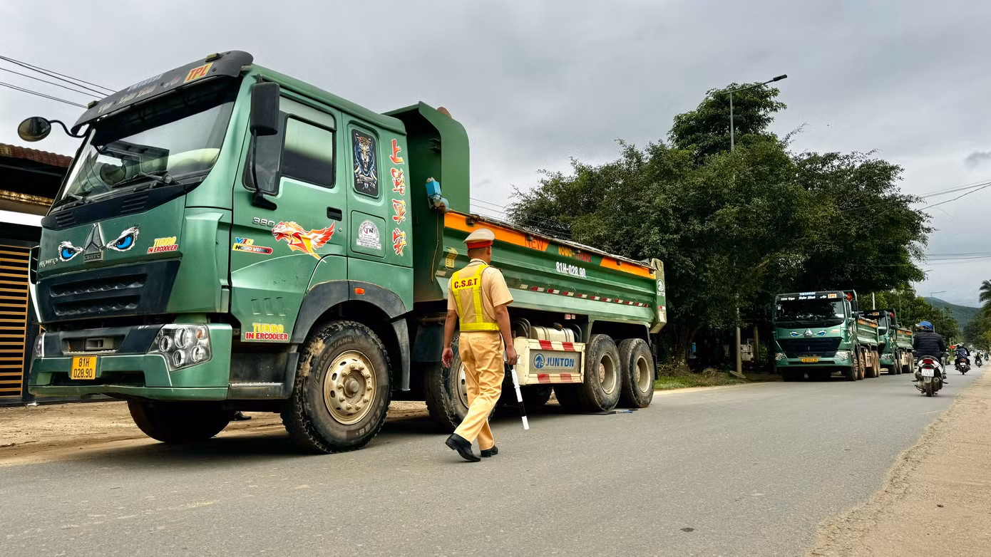 Chốt kiểm soát của CSGT Công an tỉnh Quảng Ngãi tại tỉnh lộ 624 (đoạn qua xã Hành Minh). Chốt kiểm soát của CSGT Công an tỉnh Quảng Ngãi tại tỉnh lộ 624 (đoạn qua xã Hành Minh).