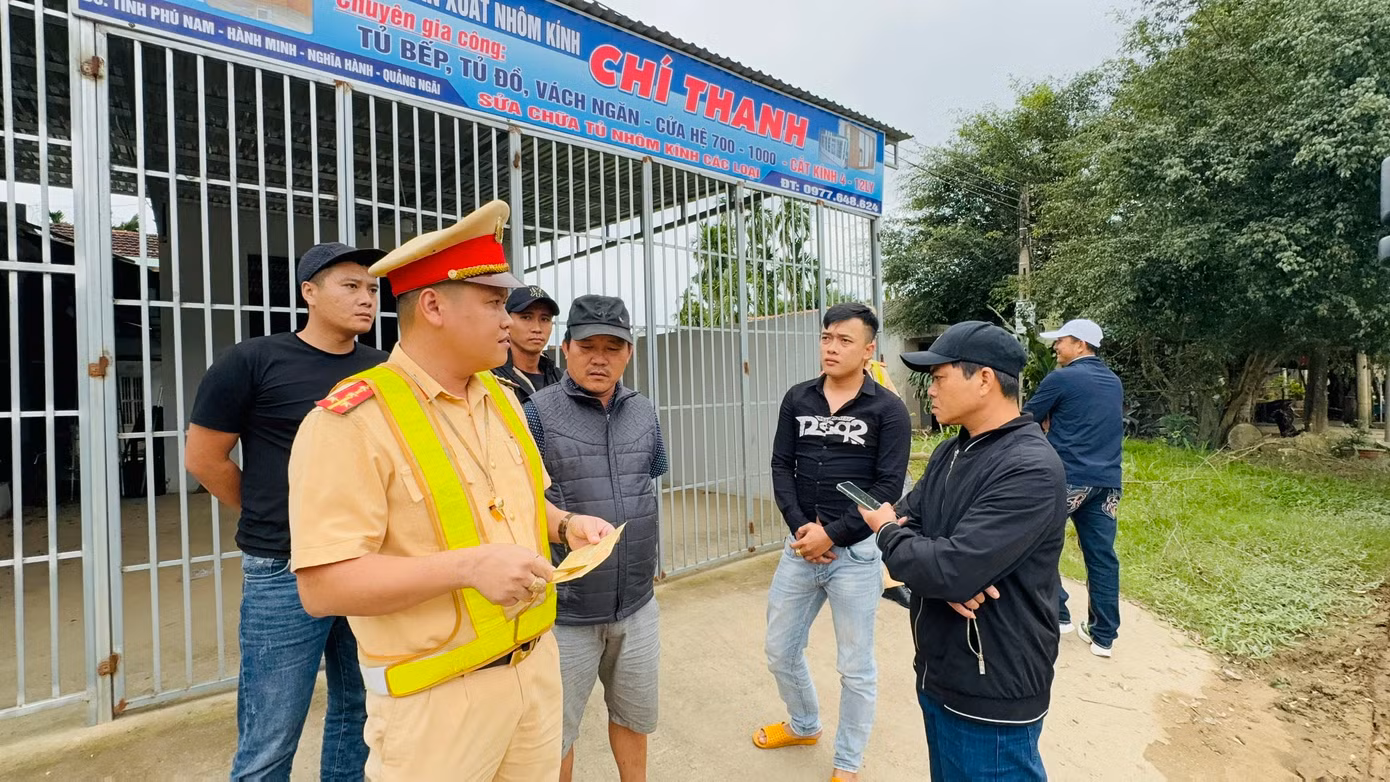 Lực lượng CSGT nhắc nhở các tài xế không được chạy nối đuôi nhau trên đường, nhất là thời điểm học sinh tan trường. Lực lượng CSGT nhắc nhở các tài xế không được chạy nối đuôi nhau trên đường, nhất là thời điểm học sinh tan trường.