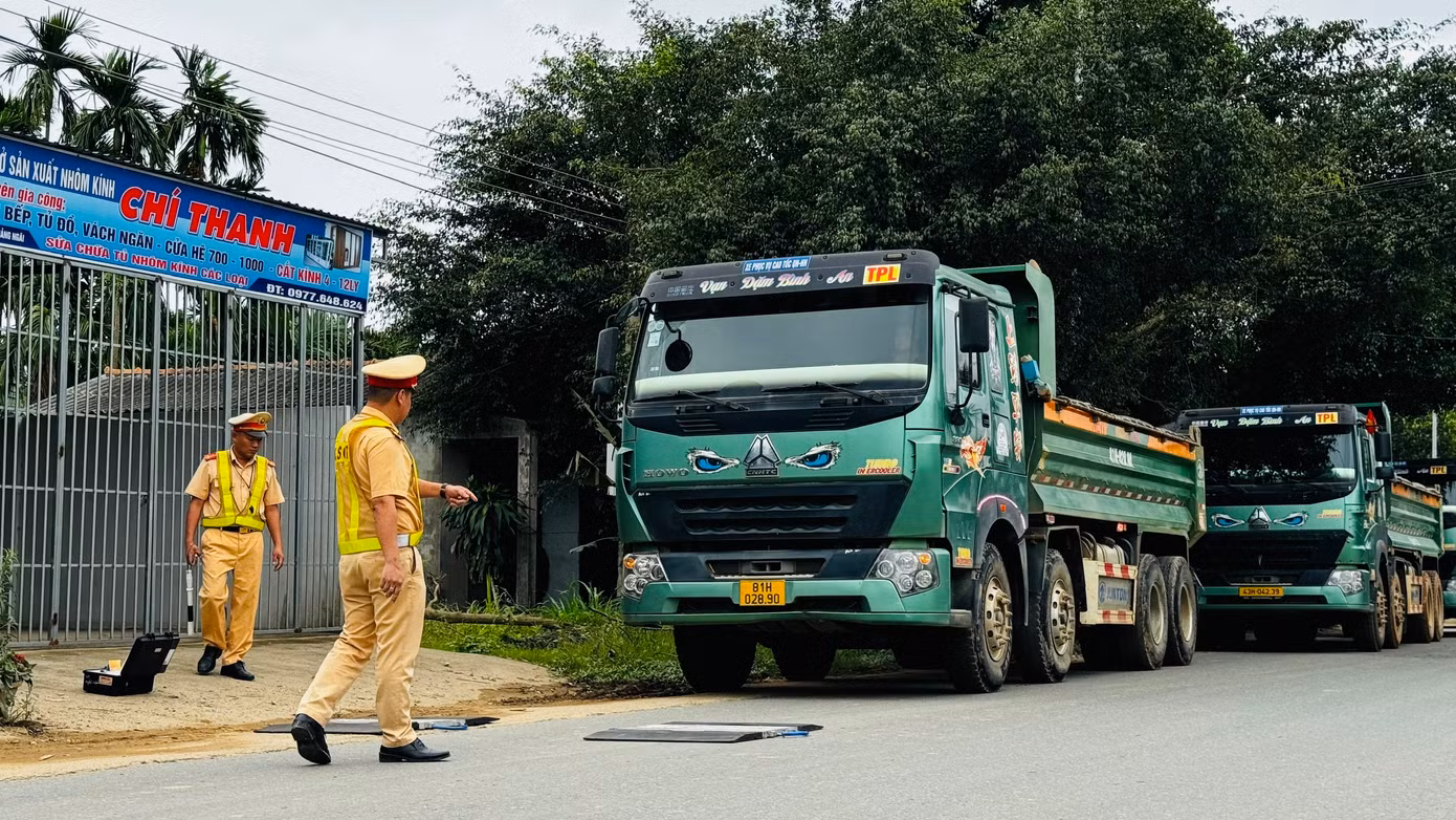 Chốt kiểm soát của CSGT Công an tỉnh Quảng Ngãi tại tỉnh lộ 624 (đoạn qua xã Hành Minh). Chốt kiểm soát của CSGT Công an tỉnh Quảng Ngãi tại tỉnh lộ 624 (đoạn qua xã Hành Minh).