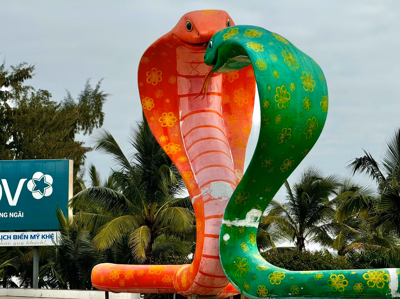 Hiện cặp linh vật rắn này đã được lắp ráp hoàn thiện và được trưng bày tại khu vực biển Mỹ Khê. Ảnh: Nguyễn Ngọc Hiện cặp linh vật rắn này đã được lắp ráp hoàn thiện và được trưng bày tại khu vực biển Mỹ Khê. Ảnh: Nguyễn Ngọc