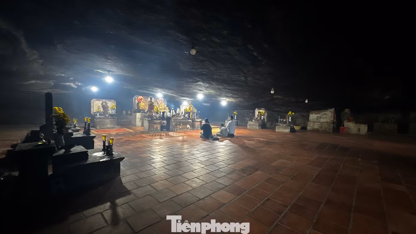 Chùa Hang có chiều sâu 24 m, rộng 20 m, cao 3,2 m. Trong chính điện có nhiều ban thờ Phật, các vị tiền hiền của làng An Hải (huyện Lý Sơn). Do nằm trong hang đá nên không khí trong chùa mát mẻ quanh năm. Ảnh: Nguyễn Ngọc
