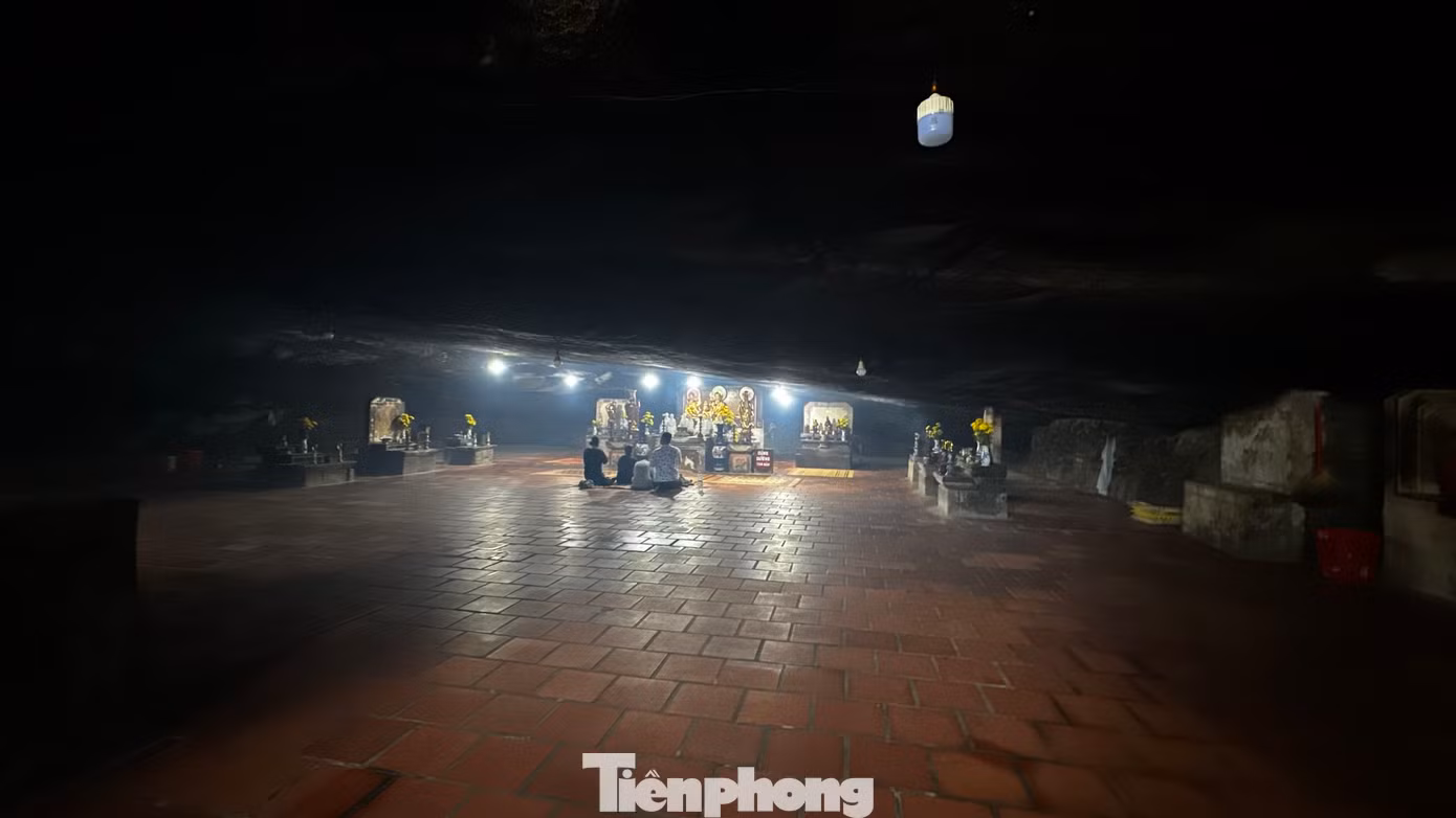 Sở dĩ quen gọi tên là chùa Hang vì chùa nằm trong hang đá dưới chân ngọn núi lửa Thới Lới. Đây là hang đá lớn nhất trong hệ thống hang đá ở đảo Lý Sơn. Ảnh: Nguyễn Ngọc