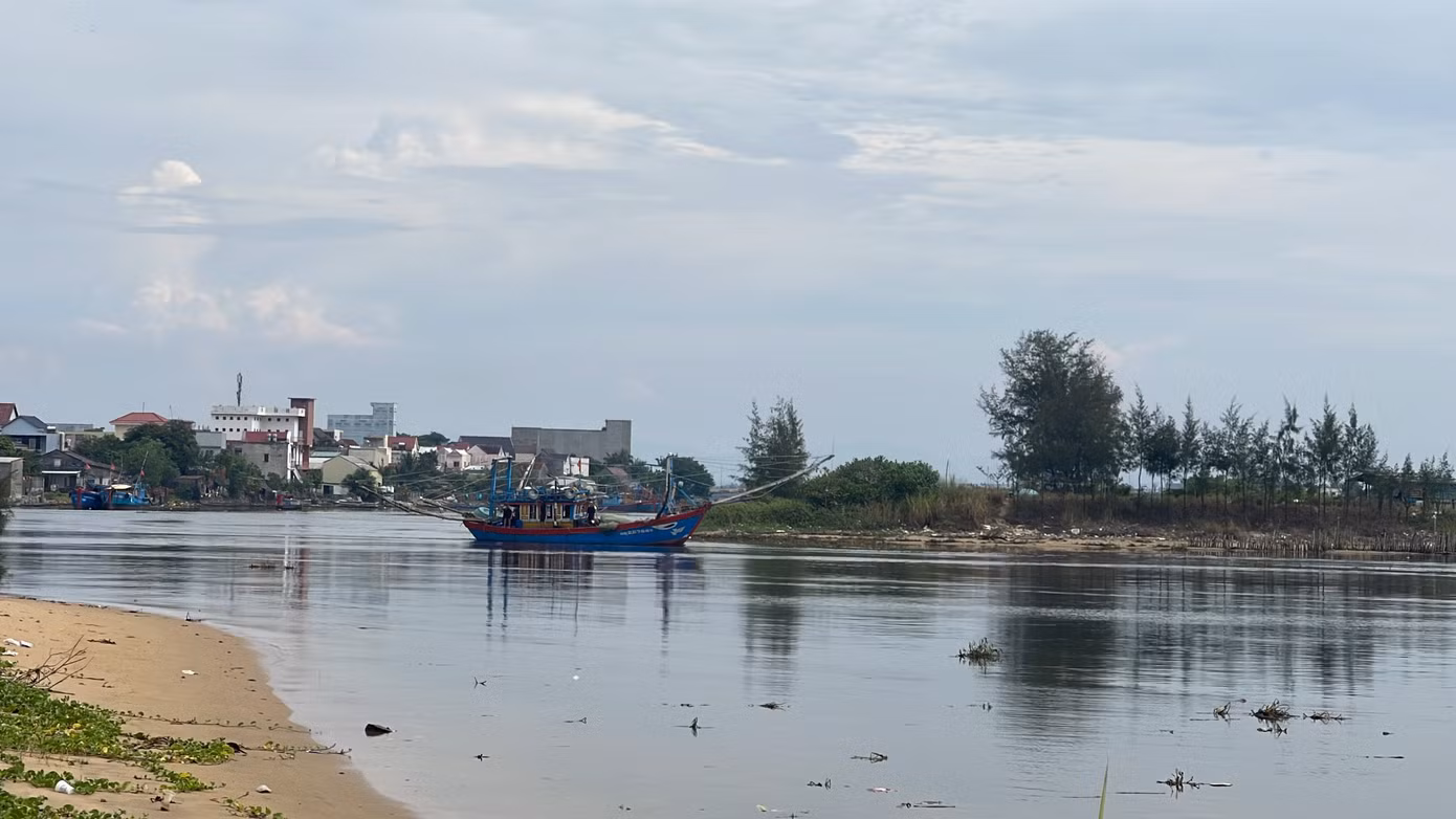 Luồng lạch cửa biển Cổ Lũy chỉ còn rộng hơn 5m. Luồng lạch cửa biển Cổ Lũy chỉ còn rộng hơn 5m.