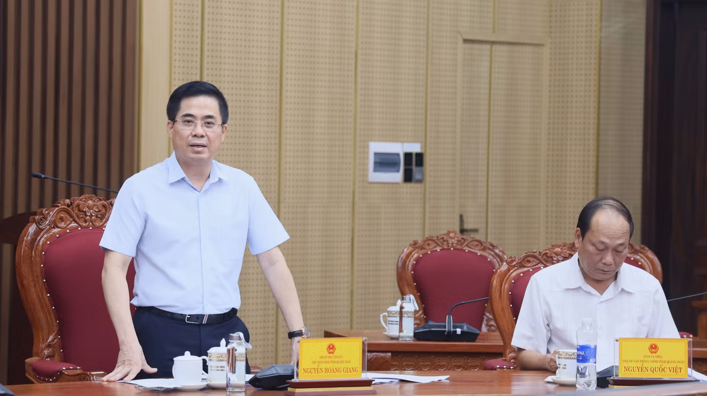 Chủ tịch UBND tỉnh Quảng Ngãi Nguyễn Hoàng Giang phát biểu tại cuộc họp. Chủ tịch UBND tỉnh Quảng Ngãi Nguyễn Hoàng Giang phát biểu tại cuộc họp.