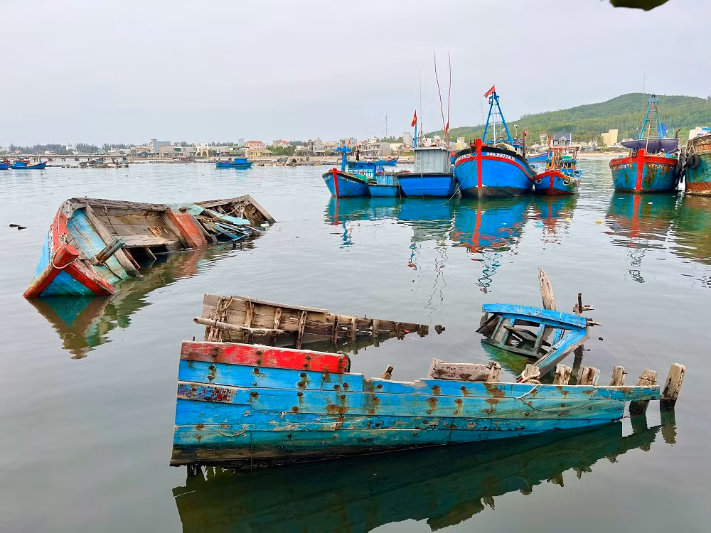 “Tình trạng ô nhiễm khiến số lượng hải sản ở đây cũng giảm dần, đồng thời tạo môi trường thuận lợi cho ruồi muỗi sinh trưởng, dễ lây lan bệnh tật. Rác thải do người dân địa phương xả ra mặt nước. Do lâu ngày nên rác thải tràn ngập, bốc mùi hôi thối nồng nặc”, bà Thoa bức xúc nói. (Ảnh: Nguyễn Ngọc)