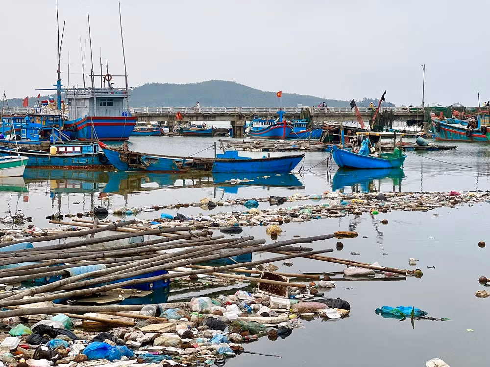 Cùng với xác tàu là tình trạng rác thải “bủa vây” khắp nơi tạo nên khung cảnh nhếch nhác quanh khu vực cảng cá, làm cản trở hoạt động ra vào cảng, cũng như neo đậu tàu thuyền của ngư dân. (Ảnh: Nguyễn Ngọc)