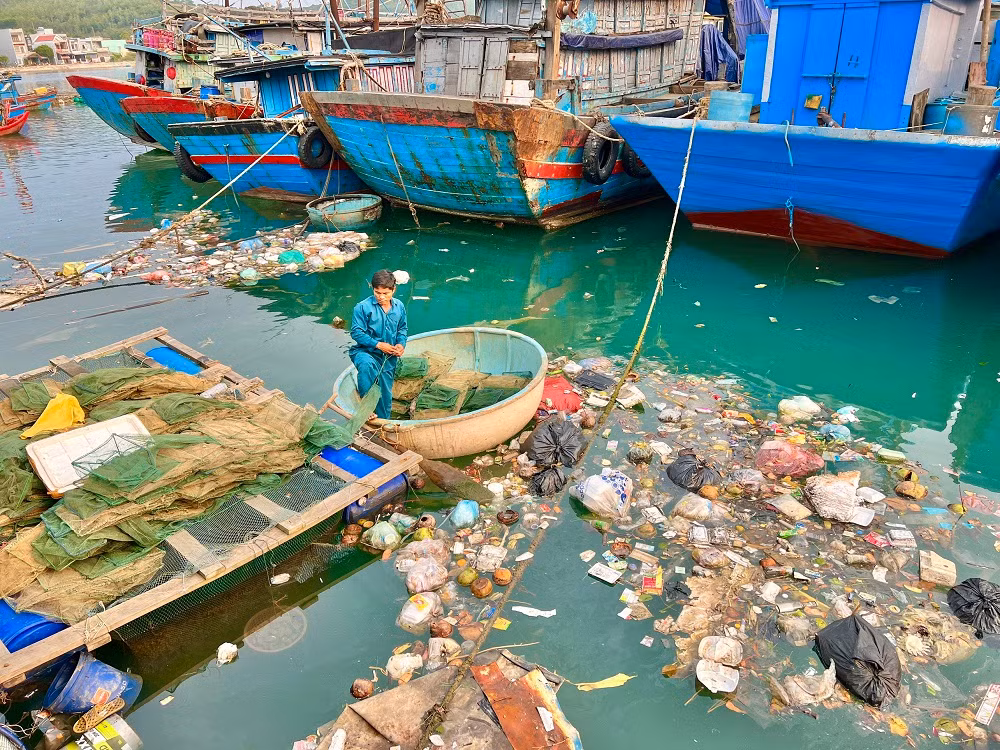 Theo một số người dân địa phương, tình trạng xác tàu hư hỏng, vô chủ, mục nát, cùng với rác thải lâu ngày đã gây ra mùi hôi thối nồng nặc khiến khu vực này bị ô nhiễm nghiêm trọng. (Ảnh: Nguyễn Ngọc)