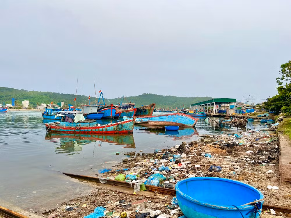 Bà Ngô Thị Thoa (trú phường Phổ Thạnh, thị xã Đức Phổ) cho biết, ngoài những xác tàu, thì tình trạng xả rác của người dân nơi đây cũng là một vấn nạn nhức nhối. (Ảnh: Nguyễn Ngọc)