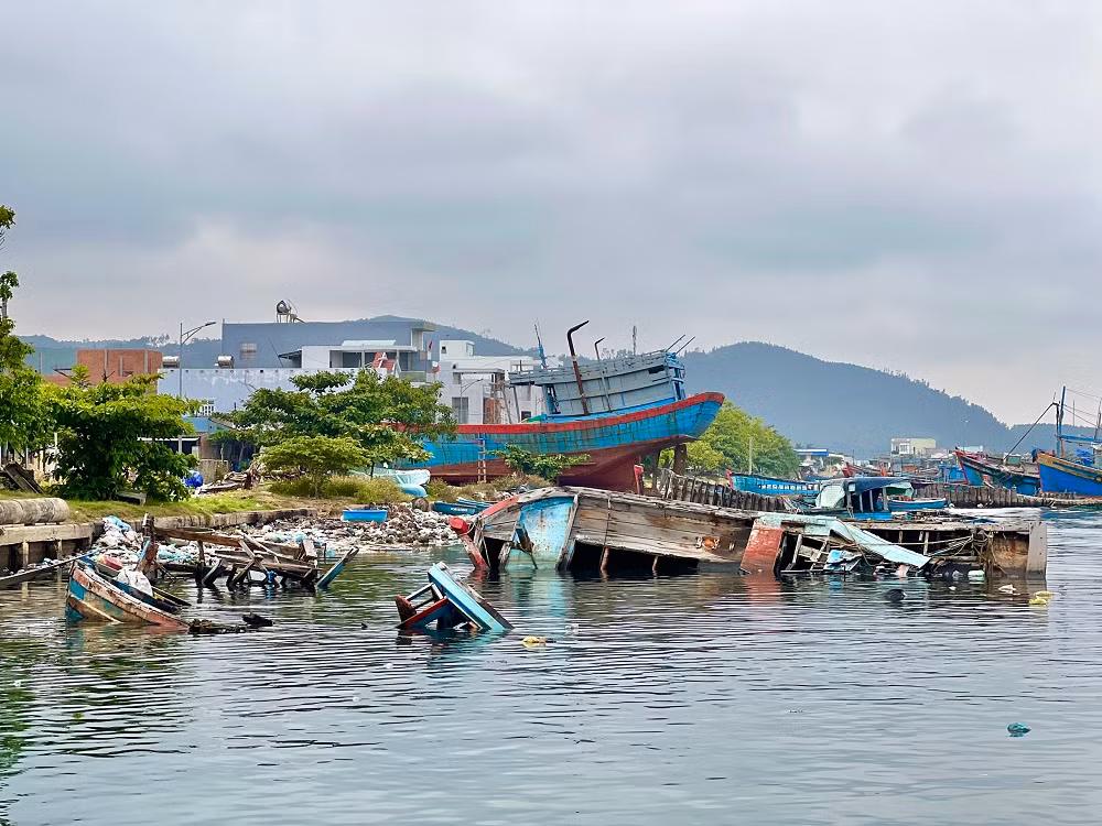 “Đặc biệt, mỗi khi trời có gió mạnh, mùi hôi thối bay vào nhà khiến nhiều người dân rất bức xúc. Người dân mong muốn các ngành chức năng sớm ra quân thu dọn rác thải và trục vớt các xác tàu cá bỏ lại trên mặt nước cảng Sa Huỳnh, để tạo cảnh quan, môi trường trong sạch ở khu vực này”, chị Chung nói thêm. (Ảnh: Nguyễn Ngọc)