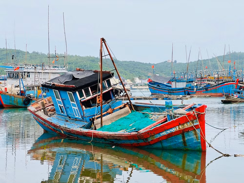 Cùng với xác tàu là tình trạng rác thải “bủa vây” khắp nơi tạo nên khung cảnh nhếch nhác quanh khu vực cảng cá, làm cản trở hoạt động ra vào cảng, cũng như neo đậu tàu thuyền của ngư dân. (Ảnh: Nguyễn Ngọc)