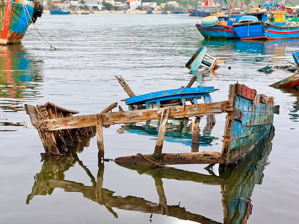 “Tình trạng ô nhiễm khiến số lượng hải sản ở đây cũng giảm dần, đồng thời tạo môi trường thuận lợi cho ruồi muỗi sinh trưởng, dễ lây lan bệnh tật. Rác thải do người dân địa phương xả ra mặt nước. Do lâu ngày nên rác thải tràn ngập, bốc mùi hôi thối nồng nặc”, bà Thoa bức xúc nói. (Ảnh: Nguyễn Ngọc)