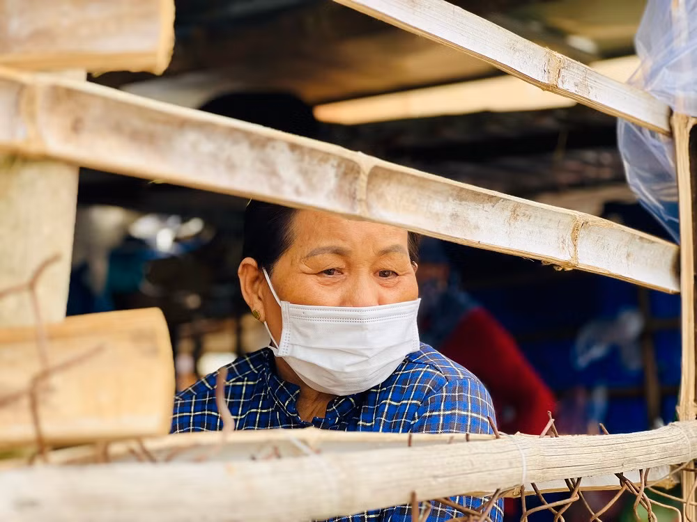 Bà Ngô Thị Thoa (trú phường Phổ Thạnh, thị xã Đức Phổ) cho biết, ngoài những xác tàu, thì tình trạng xả rác của người dân nơi đây cũng là một vấn nạn nhức nhối. (Ảnh: Nguyễn Ngọc)