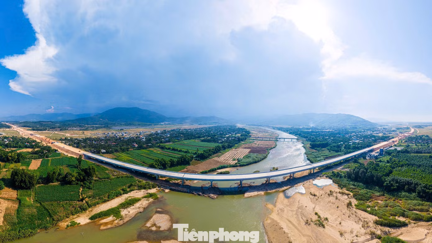 Cầu Sông Vệ - cây cầu dài nhất tuyến với chiều dài 600m cũng đã cơ bản hoàn thiện.