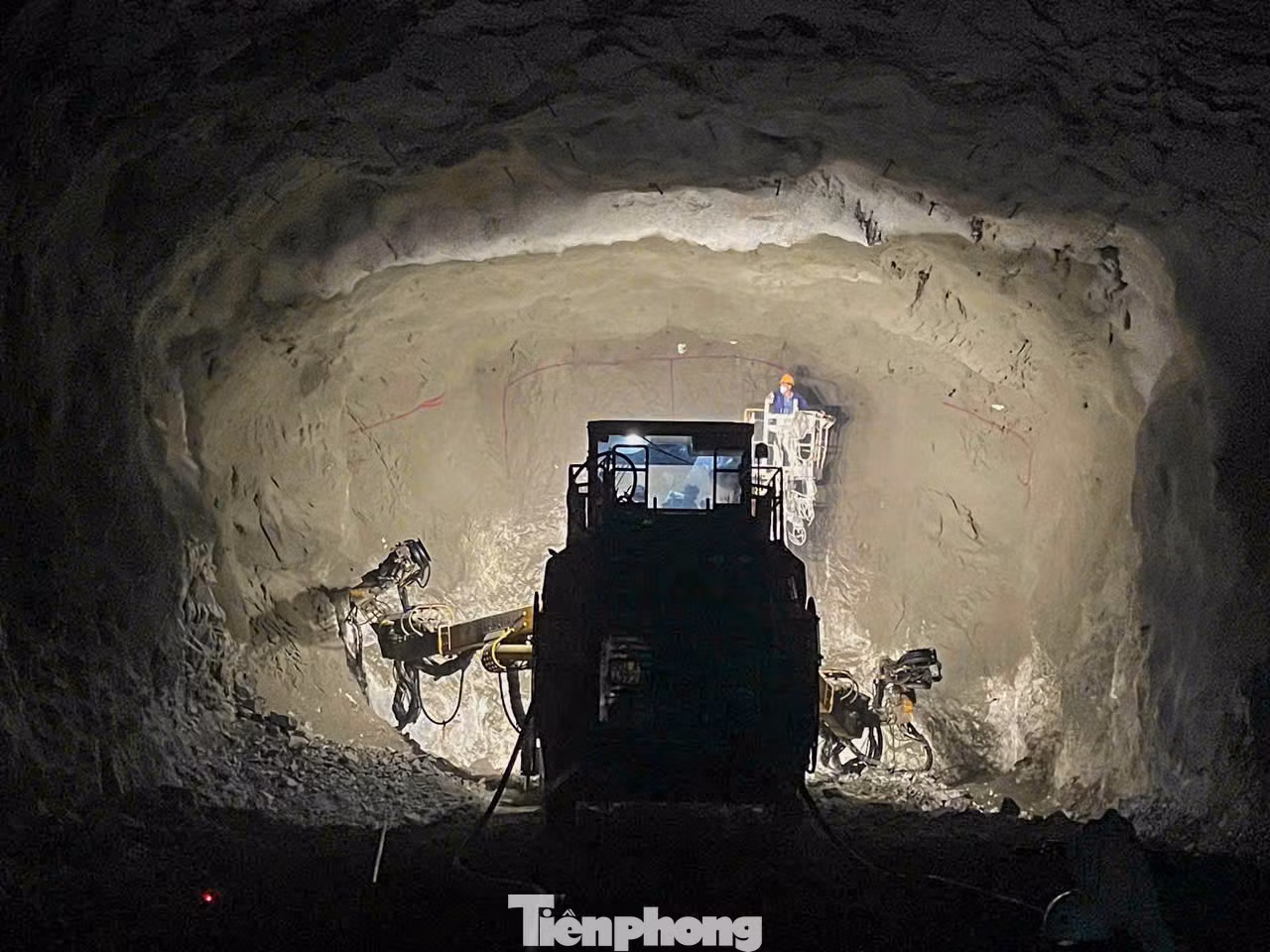 Các công nhân thi công khoan hầm số 3.