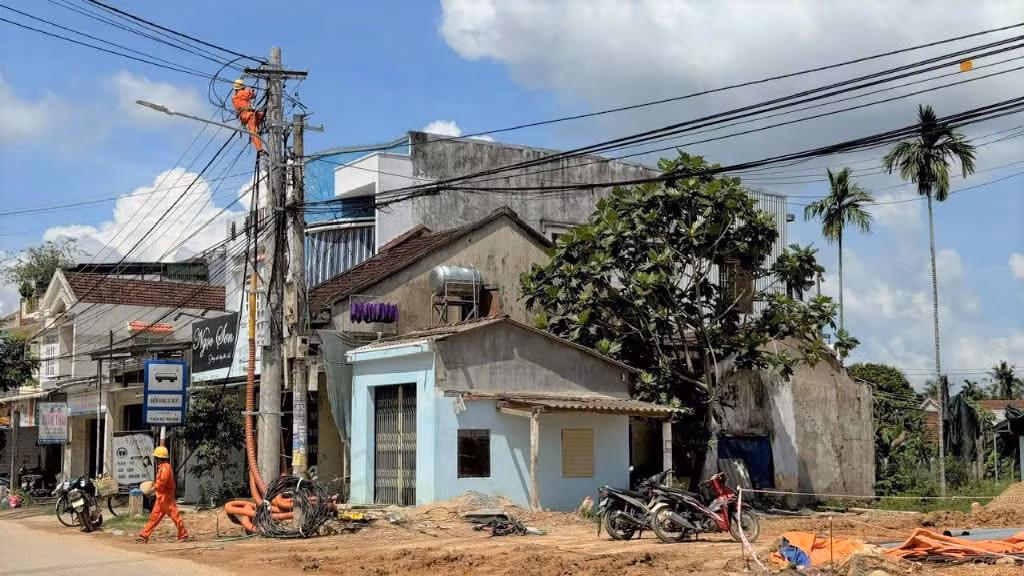 Tỉnh Quảng Ngãi chỉ đạo các cơ quan liên quan khẩn trương di dời công trình hạ tầng kỹ thuật bàn giao mặt bằng cho nhà thầu thi công.