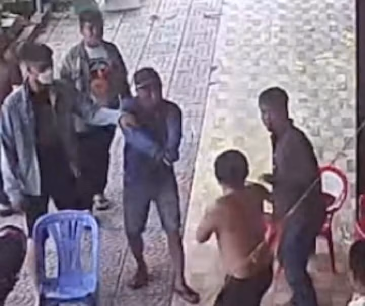 Hiện trường vụ việc (ảnh trên); Tang vật vụ án và nạn nhân (ảnh dưới).