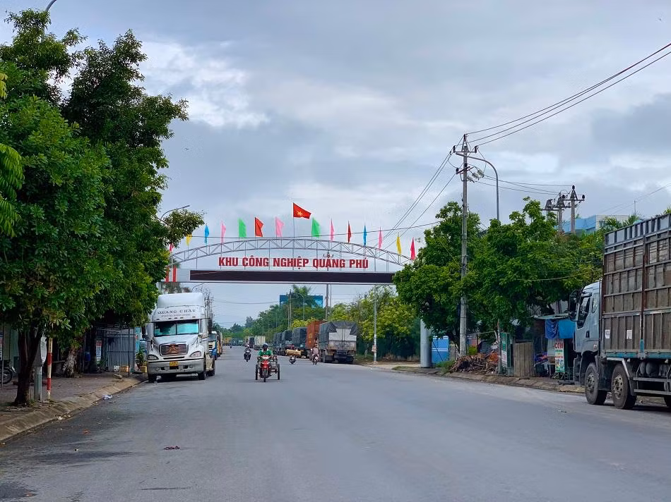 KCN Quảng Phú, TP Quảng Ngãi hiện có 33 doanh nghiệp, với khoảng 5.500 công nhân đang hoạt động. Trong đó có khoảng hơn 3.000 công nhân đang được quản lý tại các nhà máy, doanh nghiệp.