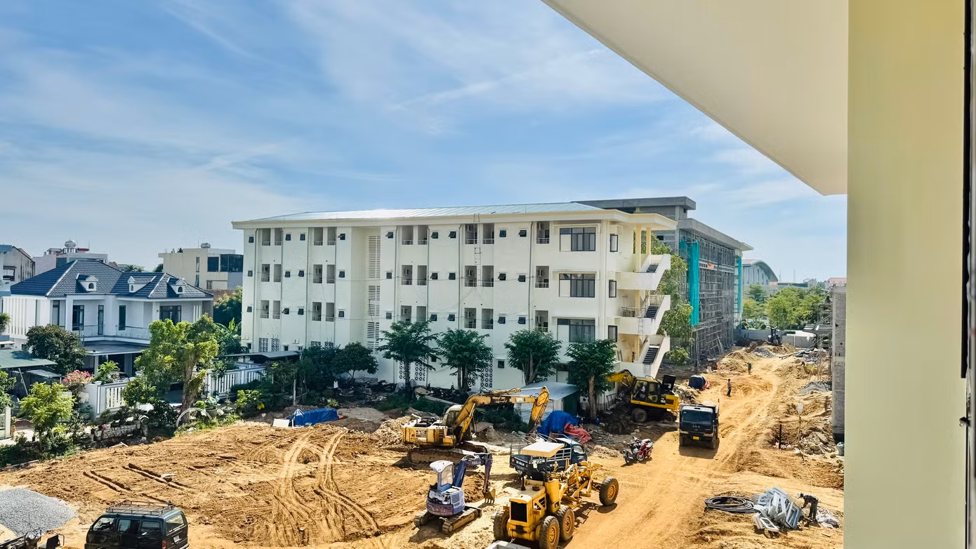 Để hỗ trợ cán bộ từ Kon Tum xuống công tác, HĐND tỉnh Kon Tum (cũ) đã ban hành nghị quyết về việc hỗ trợ cán bộ, công chức, viên chức và người lao động của tỉnh Kon Tum đến làm việc tại trung tâm chính trị - hành chính mới ở tỉnh Quảng Ngãi. Để hỗ trợ cán bộ từ Kon Tum xuống công tác, HĐND tỉnh Kon Tum (cũ) đã ban hành nghị quyết về việc hỗ trợ cán bộ, công chức, viên chức và người lao động của tỉnh Kon Tum đến làm việc tại trung tâm chính trị - hành chính mới ở tỉnh Quảng Ngãi.