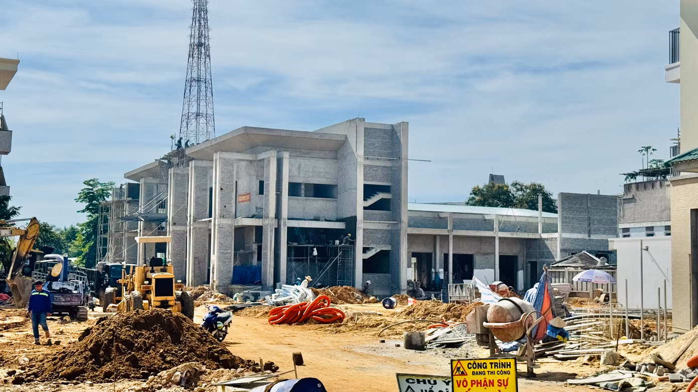 Riêng ký túc xá Trường Chính trị tỉnh có một dãy phòng xây mới và một khối phòng được sửa chữa. Đối với khối phòng xây mới, hiện đang trong giai đoạn hoàn thiện, lắp đặt các trang thiết bị, dự kiến hoàn thành trước ngày 30/7, các dãy còn lại sẽ hoàn tất vào 30/8. Riêng ký túc xá Trường Chính trị tỉnh có một dãy phòng xây mới và một khối phòng được sửa chữa. Đối với khối phòng xây mới, hiện đang trong giai đoạn hoàn thiện, lắp đặt các trang thiết bị, dự kiến hoàn thành trước ngày 30/7, các dãy còn lại sẽ hoàn tất vào 30/8.