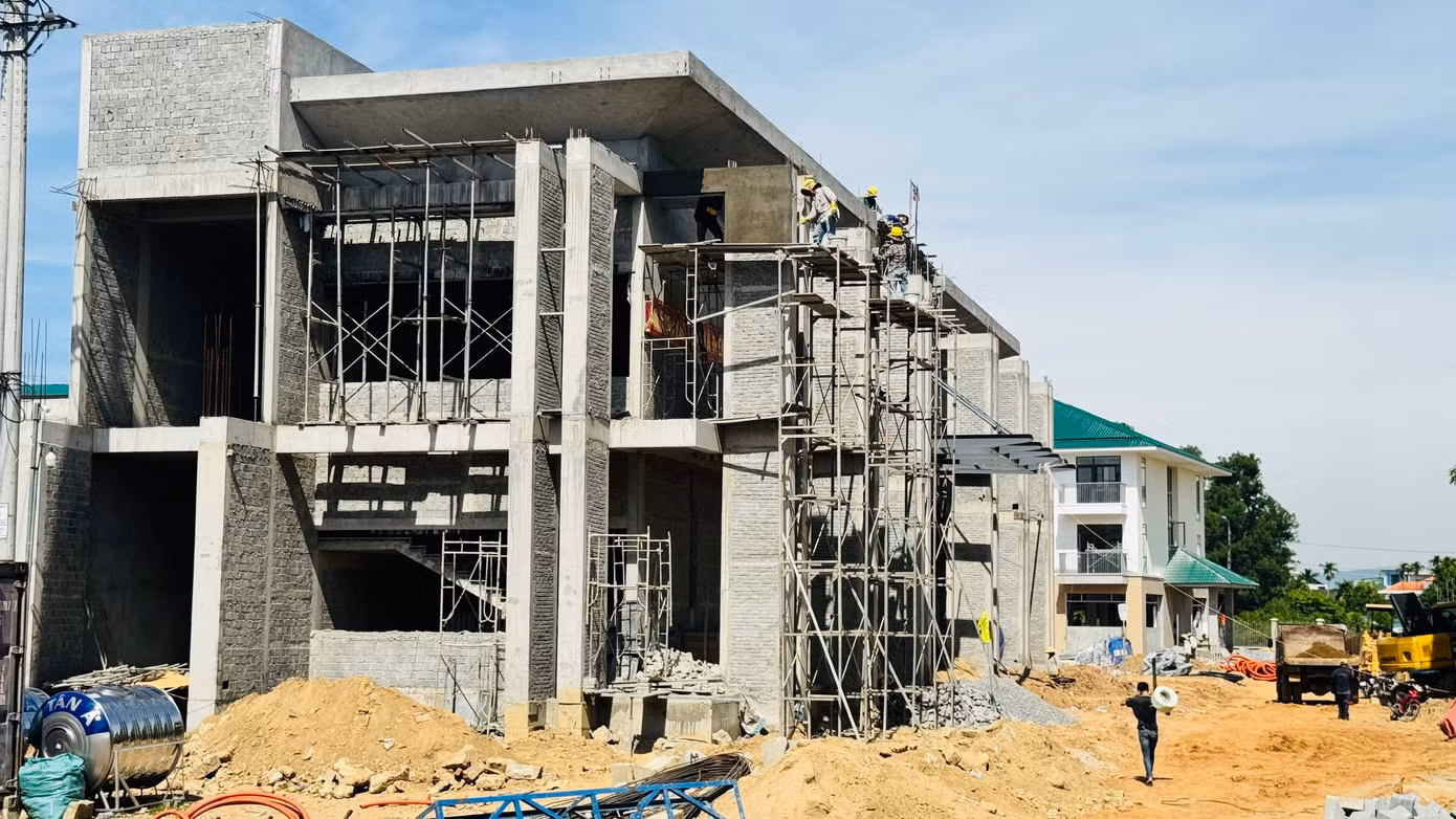 Hiện các đơn vị thi công đang khẩn trương triển khai sửa chữa, cải tạo, đồng thời lắp đặt đầy đủ tiện nghi sinh hoạt để cán bộ, công chức phía Tây Quảng Ngãi sớm ổn định cuộc sống, an tâm công tác và bắt nhịp với môi trường làm việc mới. Hiện các đơn vị thi công đang khẩn trương triển khai sửa chữa, cải tạo, đồng thời lắp đặt đầy đủ tiện nghi sinh hoạt để cán bộ, công chức phía Tây Quảng Ngãi sớm ổn định cuộc sống, an tâm công tác và bắt nhịp với môi trường làm việc mới.
