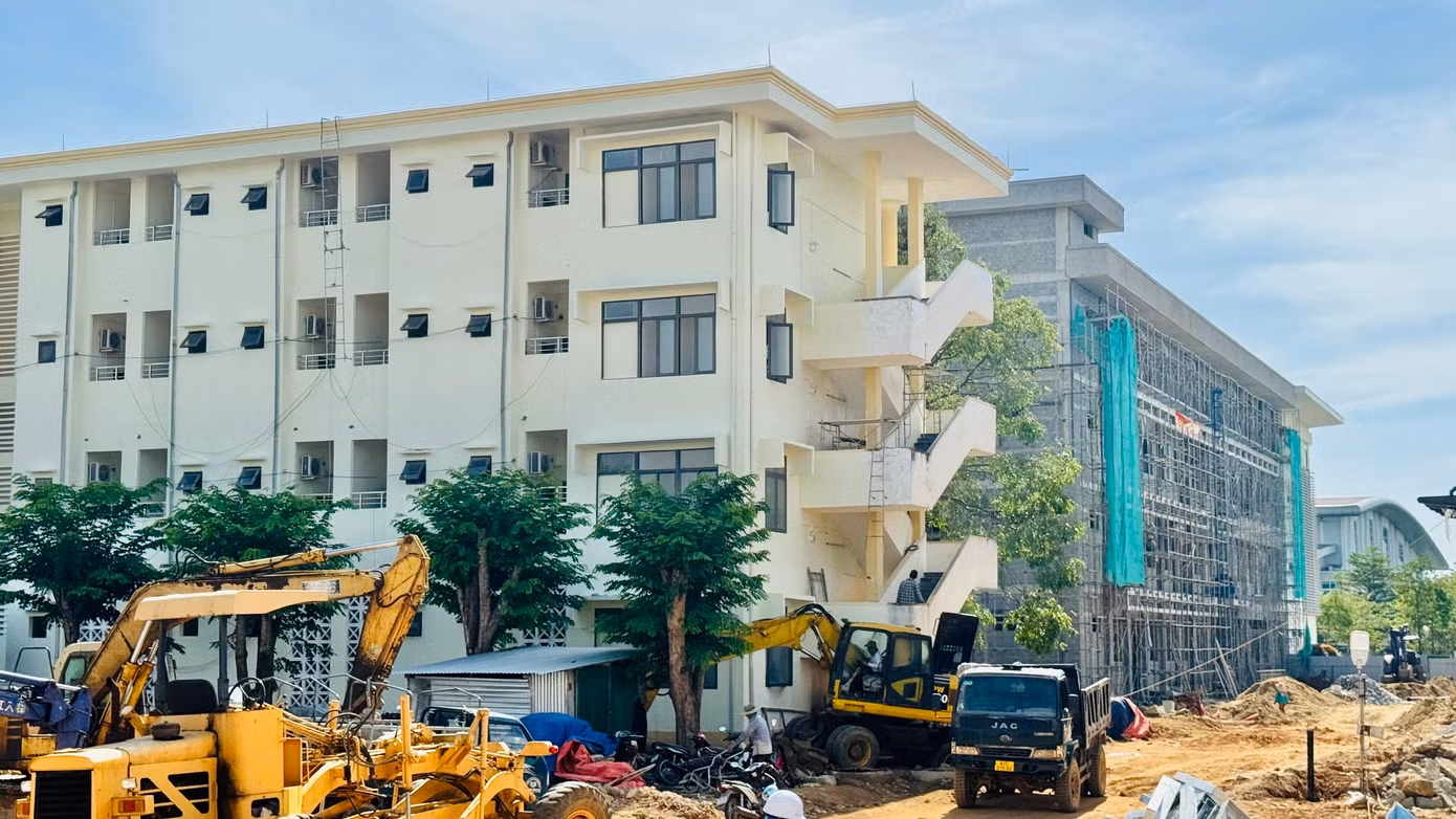 Riêng ký túc xá Trường Chính trị tỉnh có một dãy phòng xây mới và một khối phòng được sửa chữa. Đối với khối phòng xây mới, hiện đang trong giai đoạn hoàn thiện, lắp đặt các trang thiết bị, dự kiến hoàn thành trước ngày 30/7, các dãy còn lại sẽ hoàn tất vào 30/8. Riêng ký túc xá Trường Chính trị tỉnh có một dãy phòng xây mới và một khối phòng được sửa chữa. Đối với khối phòng xây mới, hiện đang trong giai đoạn hoàn thiện, lắp đặt các trang thiết bị, dự kiến hoàn thành trước ngày 30/7, các dãy còn lại sẽ hoàn tất vào 30/8.
