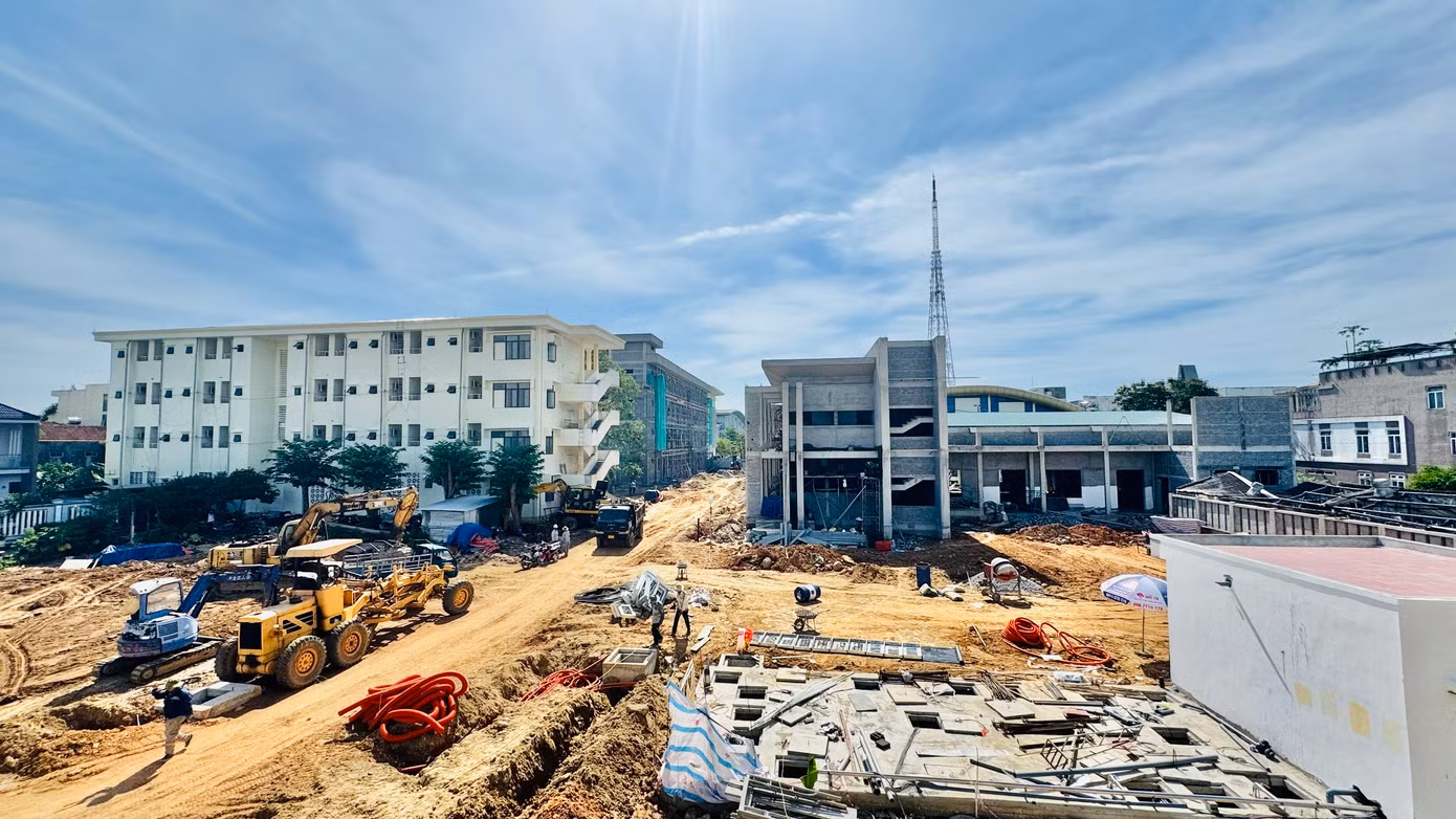 Để đảm bảo nơi ở cho đội ngũ cán bộ từ phía Tây Nguyên chuyển về, tỉnh Quảng Ngãi đã nhanh chóng bố trí 4 địa điểm làm nhà ở công vụ gồm: Nhà khách A3 Tỉnh ủy, Nhà khách T50, Ký túc xá Trường Chính trị tỉnh và ký túc xá Trường THPT chuyên Lê Khiết. Để đảm bảo nơi ở cho đội ngũ cán bộ từ phía Tây Nguyên chuyển về, tỉnh Quảng Ngãi đã nhanh chóng bố trí 4 địa điểm làm nhà ở công vụ gồm: Nhà khách A3 Tỉnh ủy, Nhà khách T50, Ký túc xá Trường Chính trị tỉnh và ký túc xá Trường THPT chuyên Lê Khiết.
