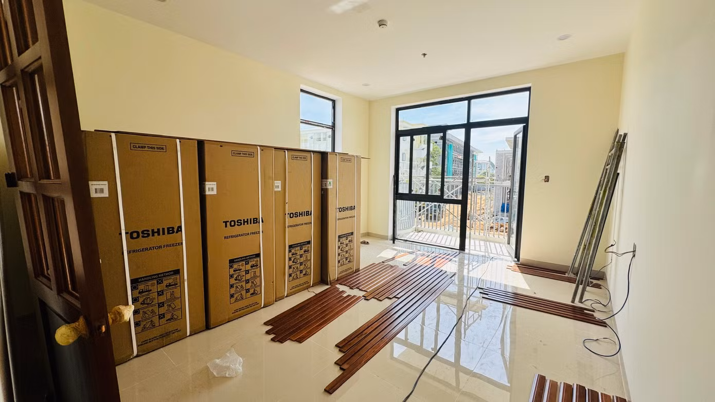 Một phòng nhà công vụ đang trong giai đoạn hoàn thiện. Một phòng nhà công vụ đang trong giai đoạn hoàn thiện.