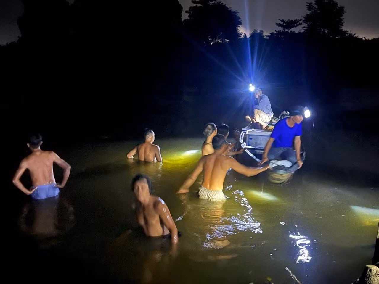 Lực lượng chức năng tổ chức tìm kiếm nạn nhân.