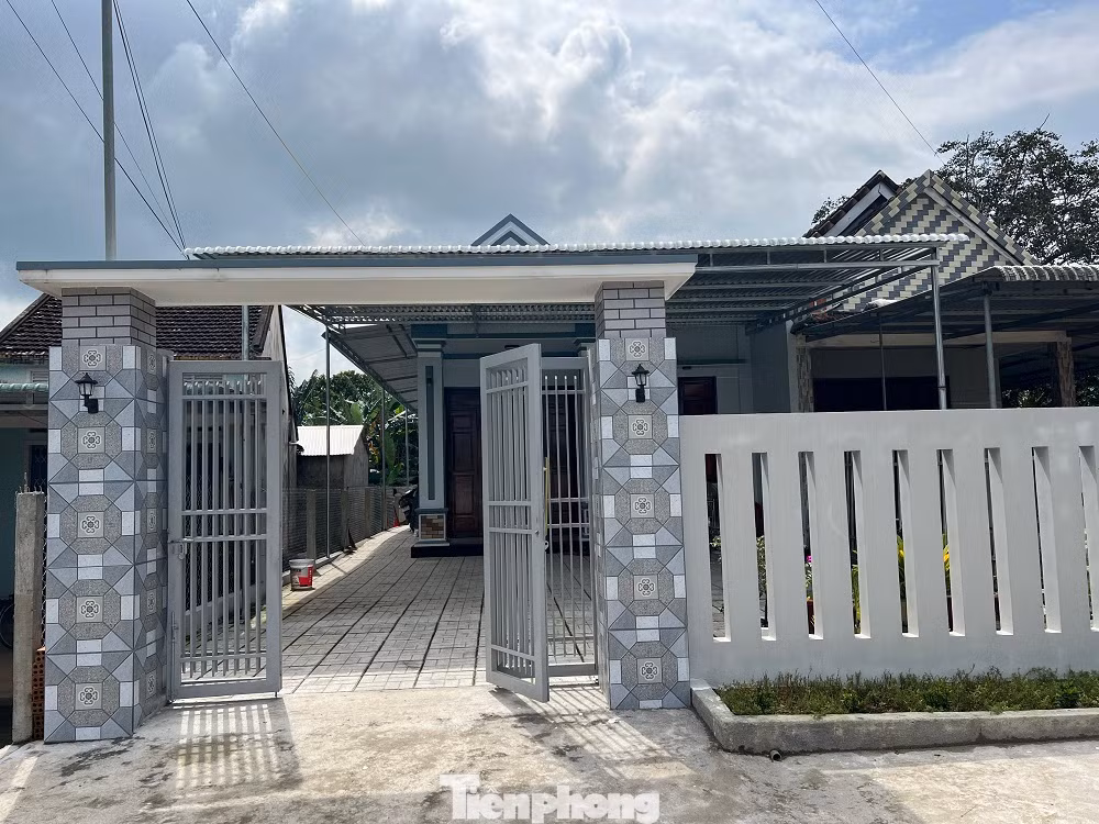 Ngôi nhà của gia đình Đạt vừa được anh đứng ra vay mượn hơn 600 triệu đồng để xây dựng. Ngôi nhà của gia đình Đạt vừa được anh đứng ra vay mượn hơn 600 triệu đồng để xây dựng.