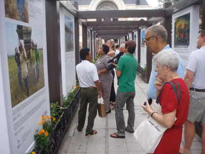 Đông đảo khách quốc tế tham quan triển lãm. ảnh: Đại Dương