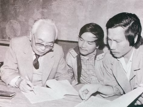 Đại tướng Võ Nguyên Giáp làm việc với 2 PV Hoàng Sơn, Xuân Ba, 1988 