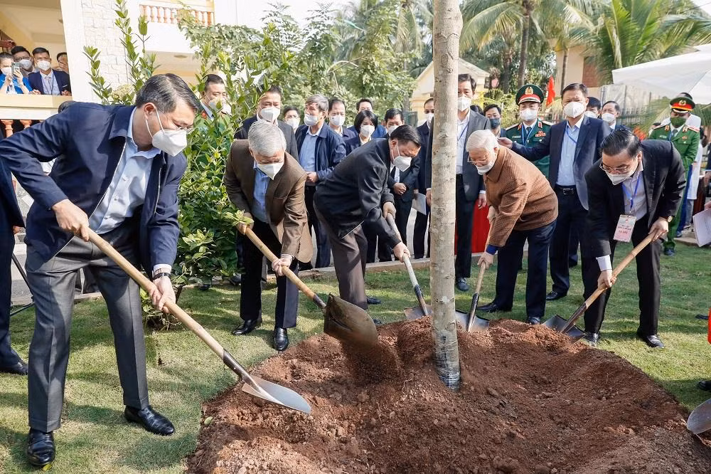 Tổng Bí thư Nguyễn Phú Trọng và lãnh đạo thành phố Hà Nội trồng cây lưu niệm (ảnh Nhật Minh)